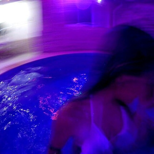 撕开她的胸罩猛吸奶头的视频
